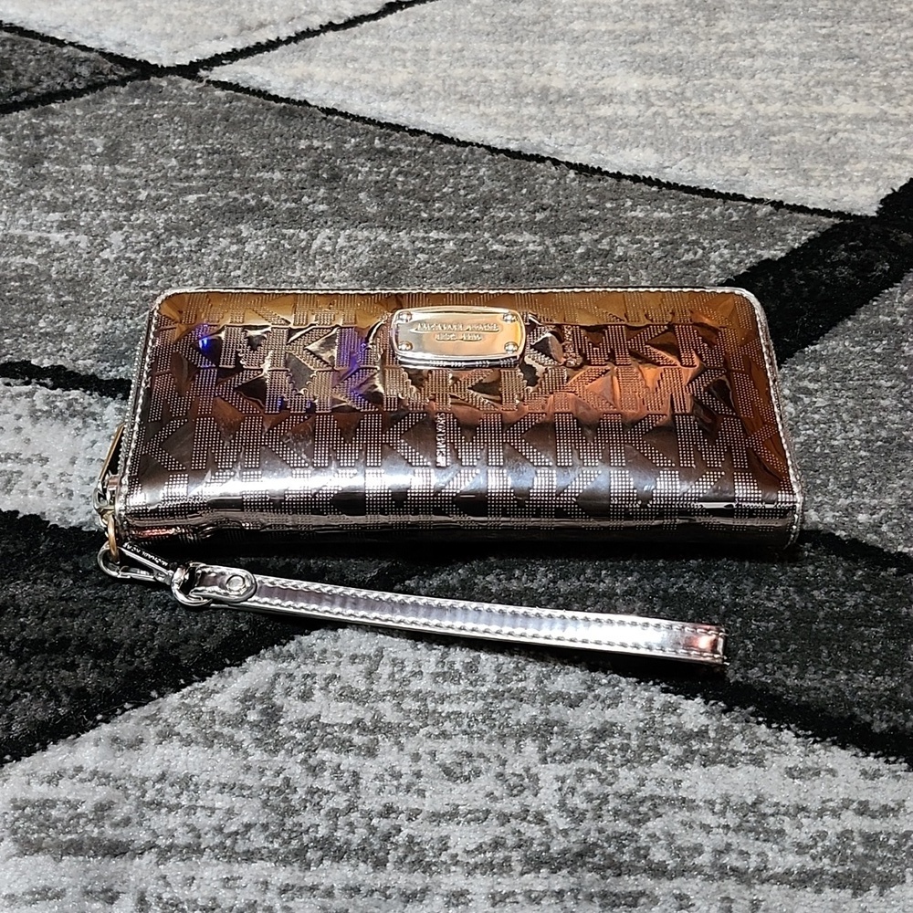 MICHAEL KORS MIRROR METALLIC SHINE DEBOSSED MONOGRAM WRISTLET WALLET